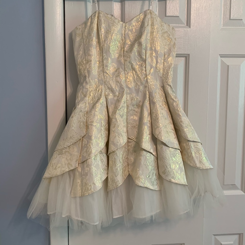 Beautiful dress for any occasion ❤️ size 9 but fits like women size 6.